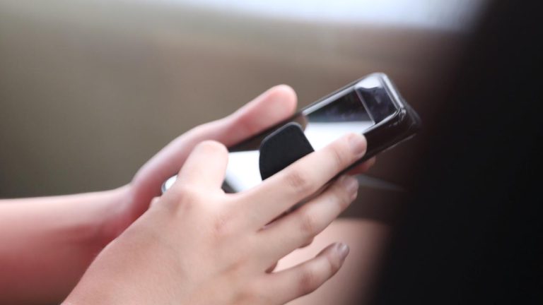 Fransa'da liselerde cep telefonu yeni eğitim yılından itibaren yasaklandı