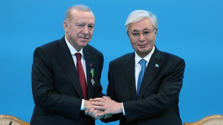Cumhurbaşkanı Erdoğan Kazakistanlı mevkidaşıyla görüştü