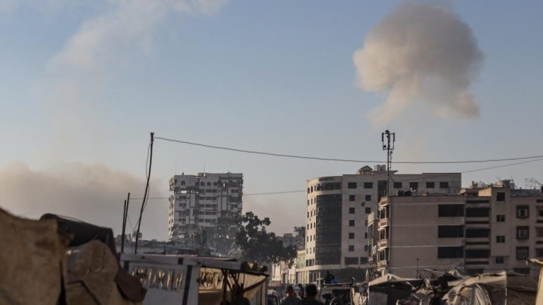 Katil İsrail'in Gazze'deki bir kafeye saldırısında 6 Filistinli öldü, 14'ten fazla kişi yaralandı