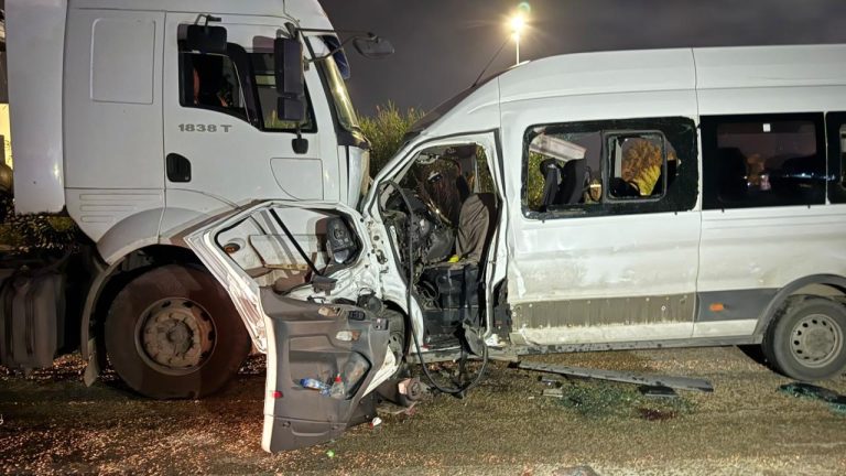 Hatay'da servis minibüsü ile tır çarpıştı: 1 ölü, 14 yaralı
