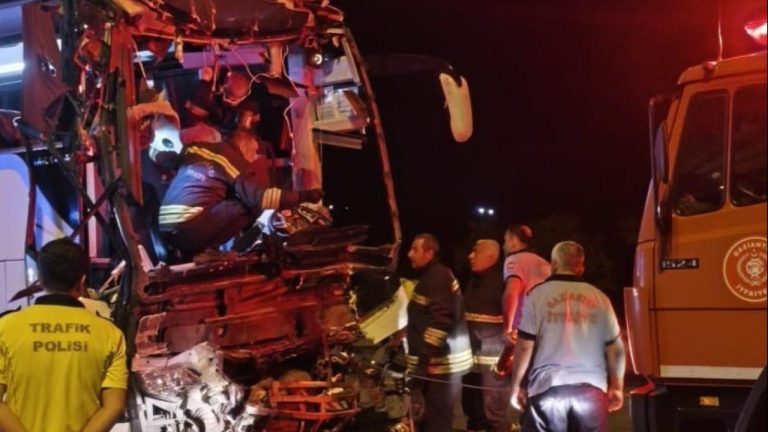 Gaziantep'te yolcu otobüsü tıra çarptı: 2 ölü, 17 yaralı