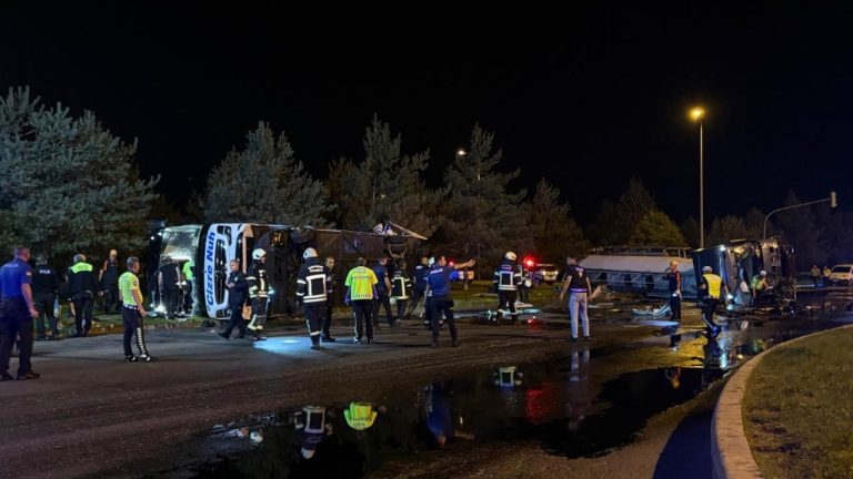 Yolcu otobüsü benzin tankeriyle çarpıştı: 35 yaralı