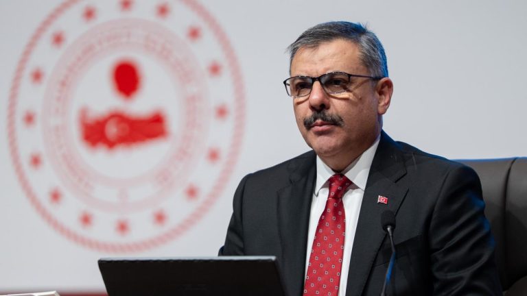 Bakan Çiftçi: Tribünlerde holiganizme asla geçit vermeyeceğiz