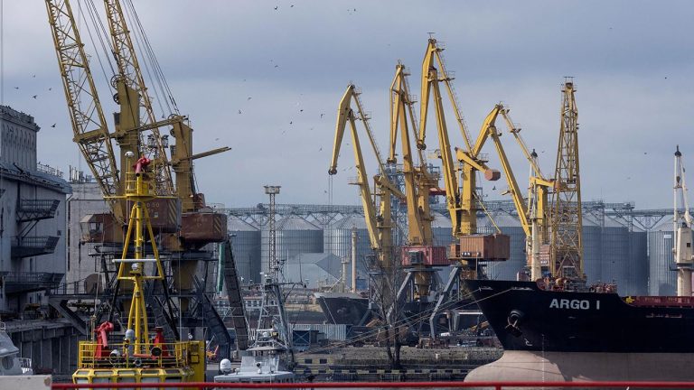 Rusya: Ukrayna'nın ordu için kullandığı Odessa ve İzmail limanlarını vurduk