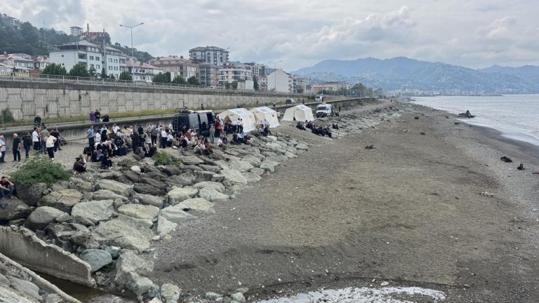 Rize'de denizde kaybolan çocuğu arama çalışmaları sürüyor
