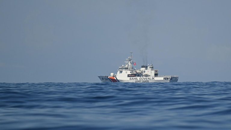 Girne'deki feribot kazasında kaybolan 20 kişi aranıyor