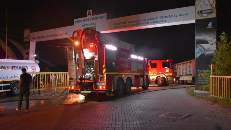 Sakarya'da 2 kişi kamyondaki varillerden sızan kimyasaldan etkilendi