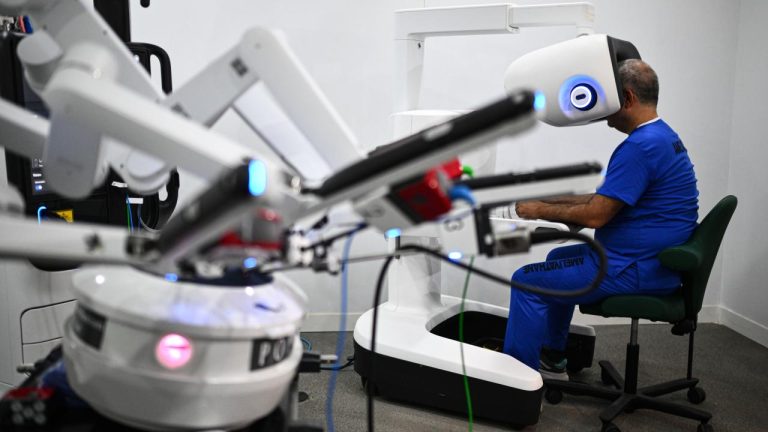 Mavi Vatan'da bir ilk: TCG Anadolu'da robotik cerrahi denemesi yapıldı