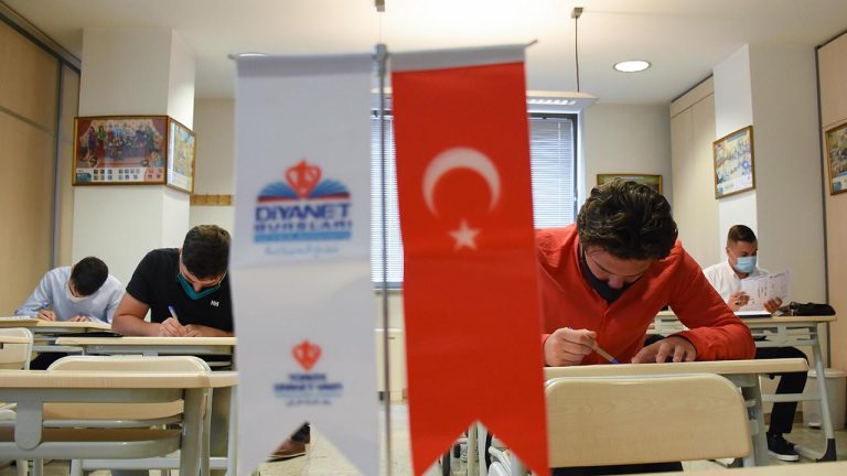 TDV'den eğitim şemsiyesi: 8 bin öğrenciye burs, 17 bin mezun