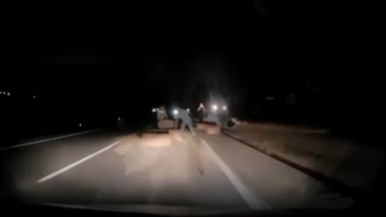 Kazayı fark ettirmek için yola saman balyası koyarken otomobil çarptı