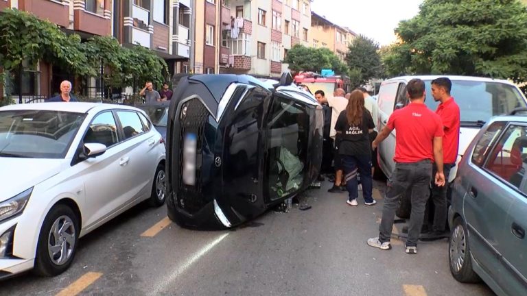 Ümraniye'de park halindeki araçlara çarpan otomobil devrildi