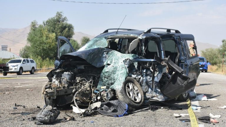 Van'da 2 araç çarpıştı: 2 ölü