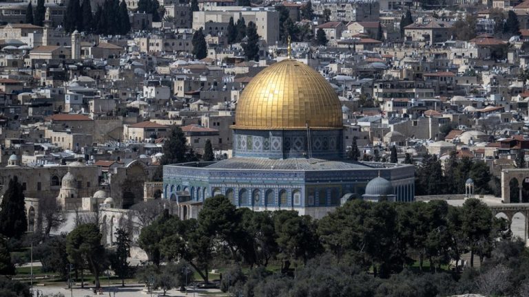 Yaklaşık 100 işgalci İsrailli, Yom Kippur öncesi Mescidi Aksa'ya baskın düzenledi