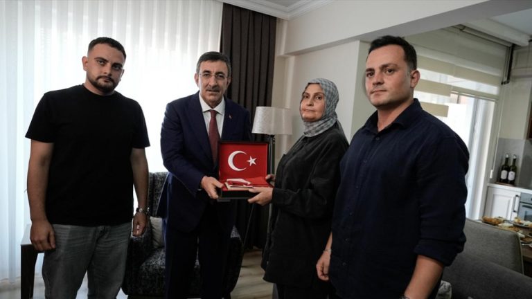 Cumhurbaşkanı Yardımcısı Yılmaz, Sinop'ta şehit ailesini ziyaret etti