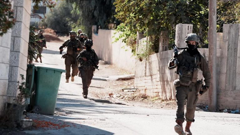 Katil İsrail, Suriye'nin güneyindeki bir köye baskın düzenledi