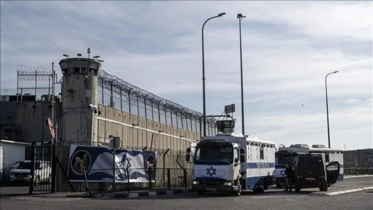 Soykırımcı İsrail hapishanesindeki hamile Filistinli esir, avukatına hapishanedeki kötü muameleyi anlattı