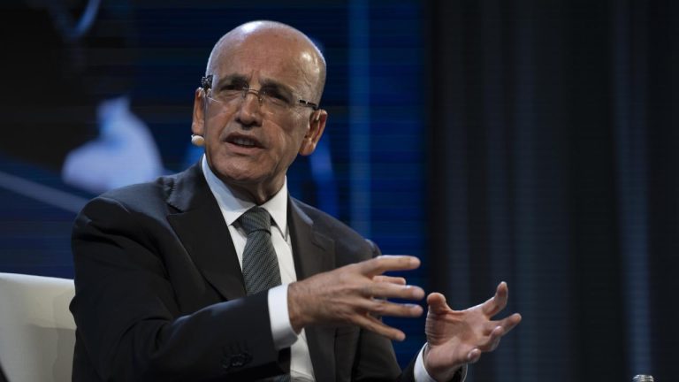 Bakan Şimşek: Kamu çalışanları ve emeklilerin maaşları en az enflasyon kadar artacak