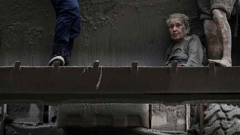 Nepal'deki sel felaketinde hayatını kaybedenlerin sayısı 1355'e çıktı