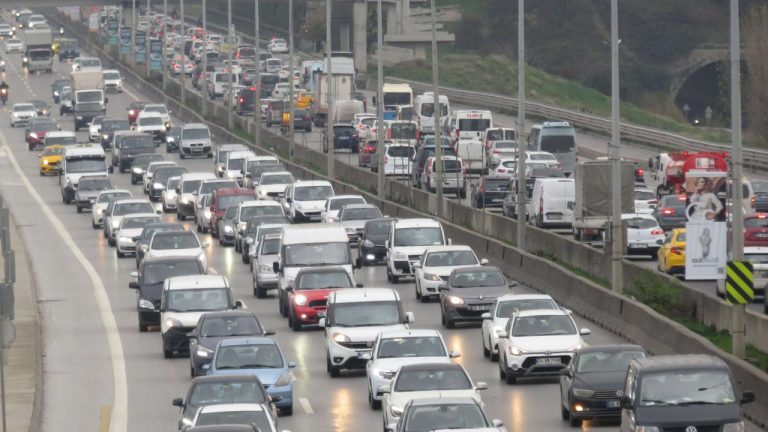 Trafikteki araç sayısı 165 bin 582 arttı