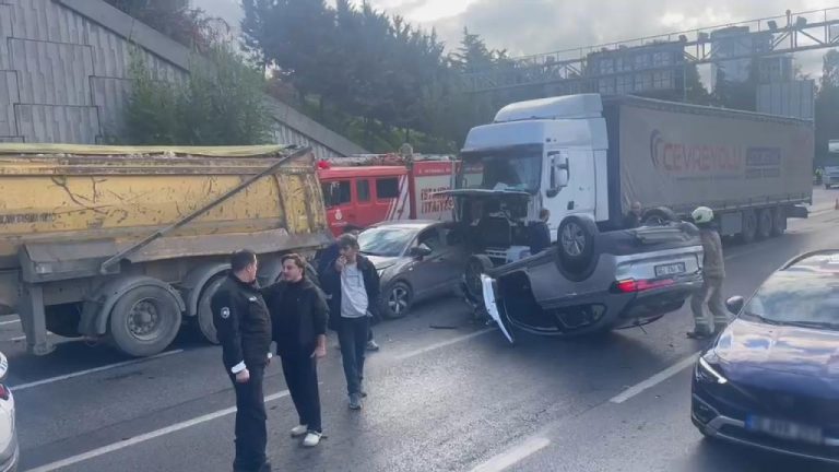 Bağcılar'da zincirleme kaza: 2 kişi yaralandı