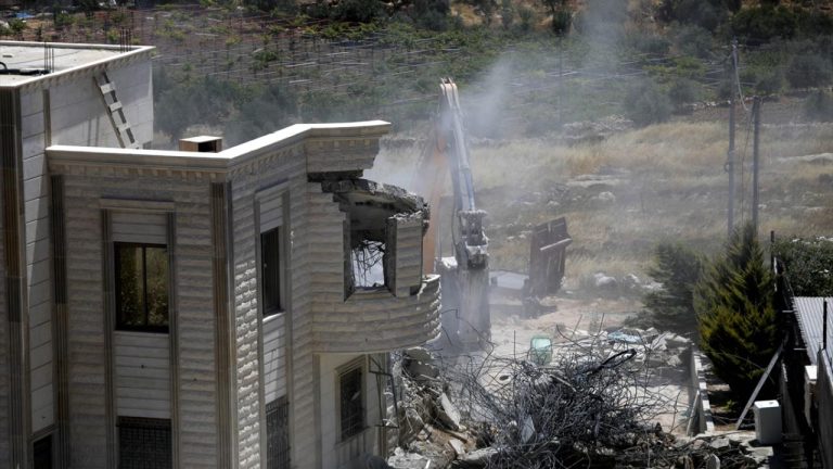 Soykırımcı İsrail, Batı Şeria'da 12 saatte 23 saldırı gerçekleştirdi