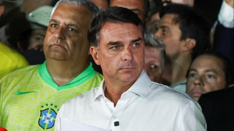 Brezilya'da seçimi kaybeden Bolsonaro, pasaportunu teslim etmesinin istendiğini öne sürdü