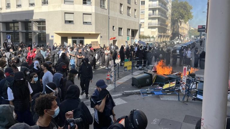 Fransa'da eylemler nedeniyle liselerde eğitime bu hafta ara verildi