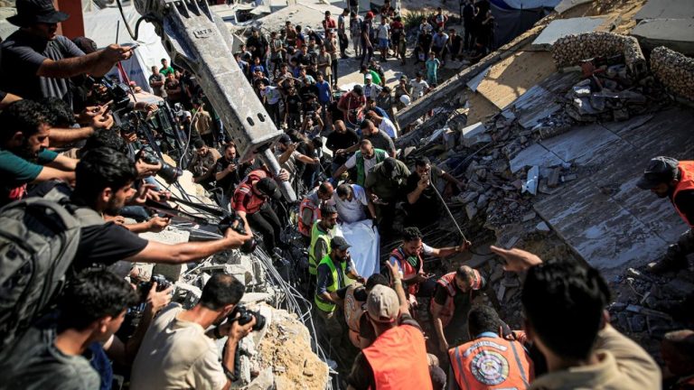 Katil İsrail'in Gazze'ye saldırılarında hayatını kaybedenlerin sayısı 74 bin 250'ye yükseldi
