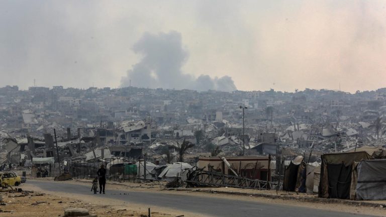 Katil İsrail'in Gazze'de bir okula düzenlediği saldırıda aynı aileden 4 kişi yaralandı