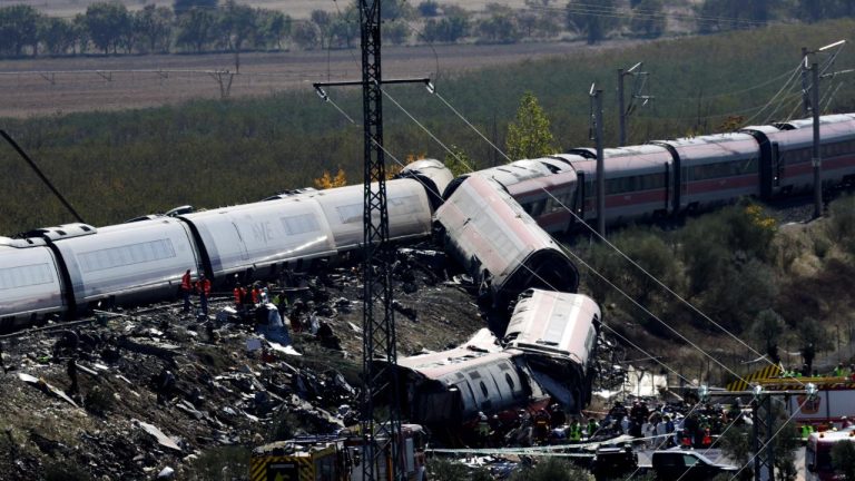 İspanya'da hızlı trenler çarpıştı: En az 68 ölü