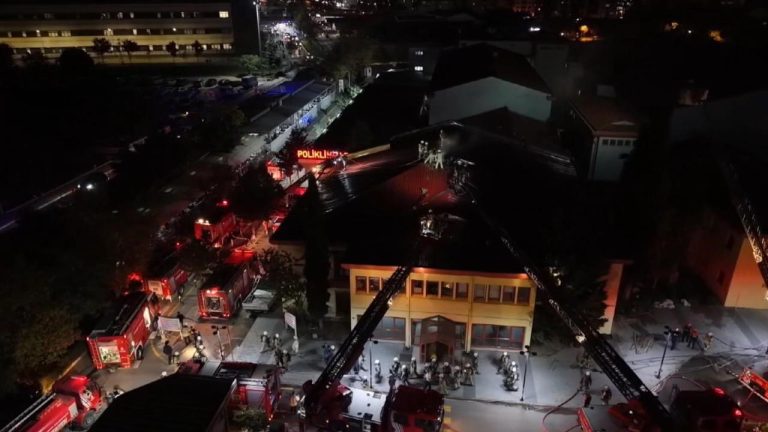 Kartal Koşuyolu Eğitim ve Araştırma Hastanesi'nin çatısında yangın