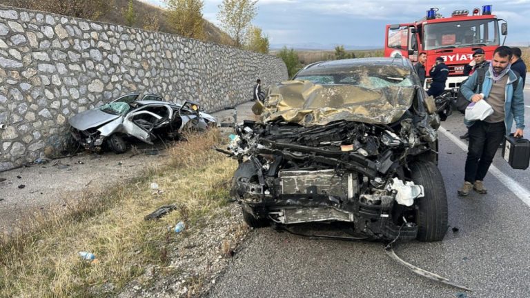 Çorum'da iki otomobil çarpıştı: 4 ölü, 2 yaralı