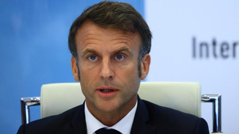 Macron: Cumhuriyeti devirmeye çalışanlar bunun hesabını vermeli