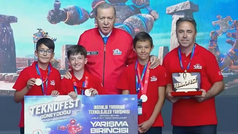 Çorumlu öğrenciler ödülünü Cumhurbaşkanı Erdoğan'ın elinden aldı