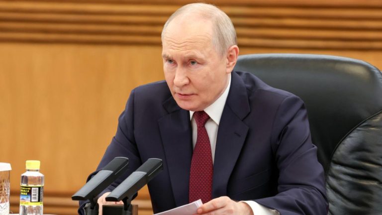 Putin, ABD'ye ve dünyaya petrol tedarik etmeye hazır olduklarını belirtti
