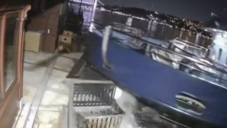 Üsküdar'da yolcu vapuru tarihi yalıya çarptı