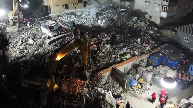 İstanbul'da 7 katlı bina kısmen çöktü: 2 kişi aranıyor